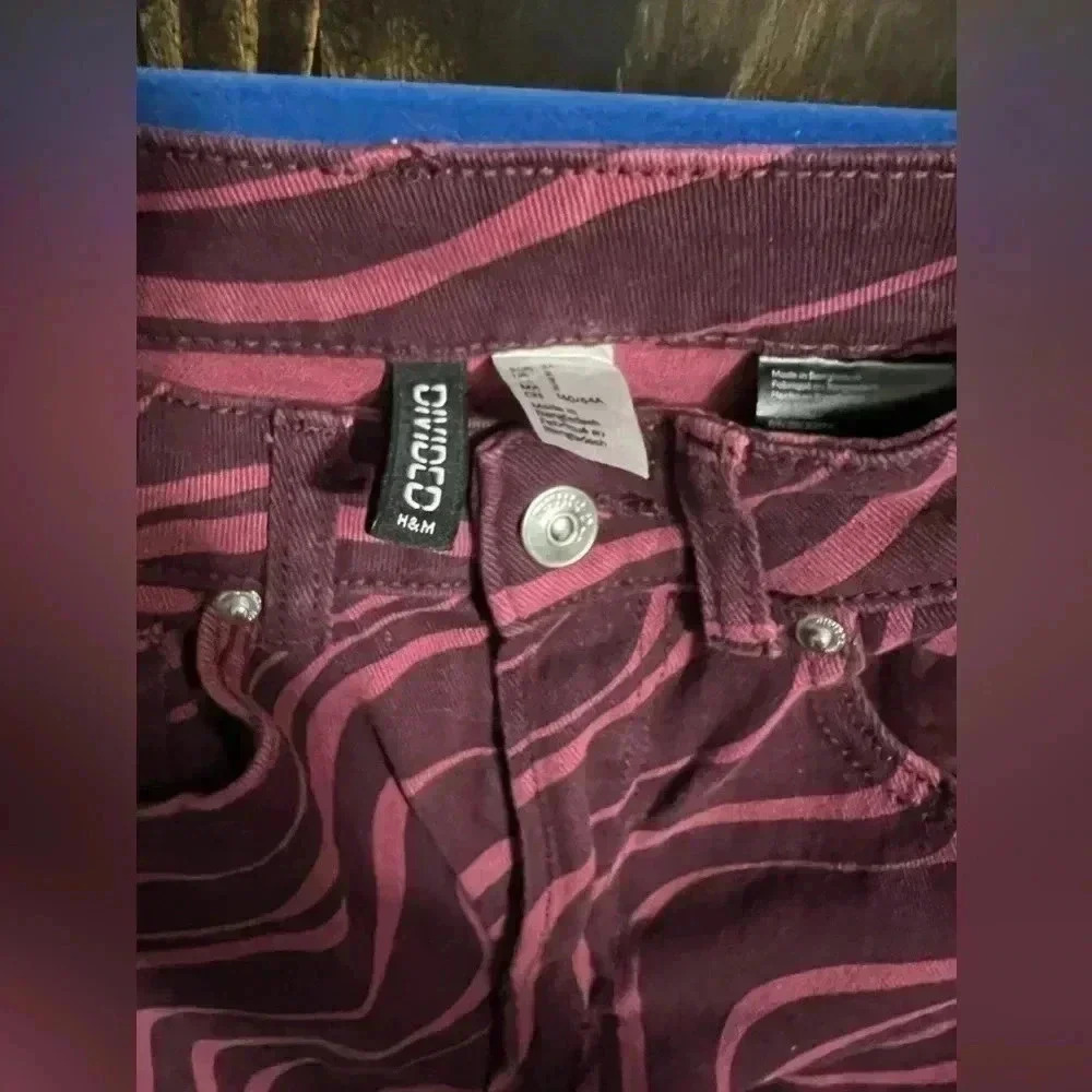 Funky Patterned Wide-Leg H&M Jeans. Size:2 - Picture 4 of 6
